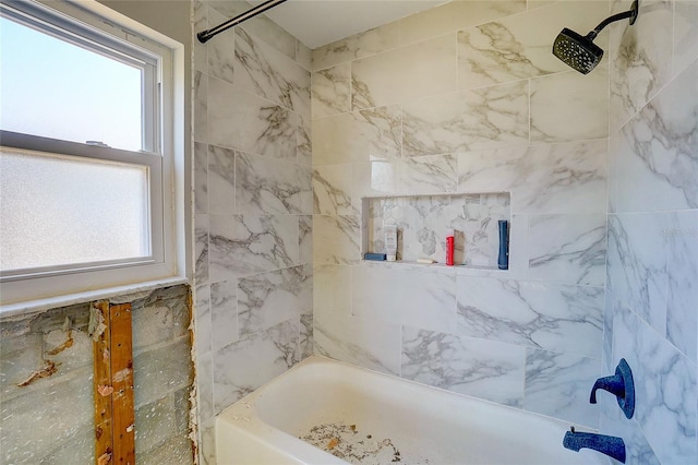 bathroom with tiled shower / bath