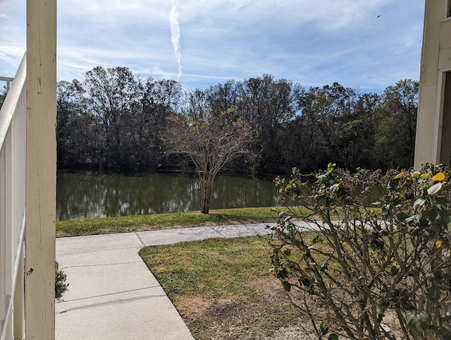 view of yard featuring a water view