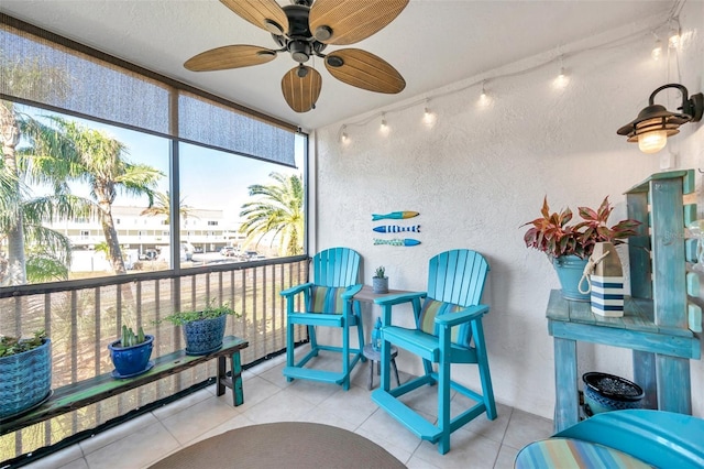 sunroom with ceiling fan