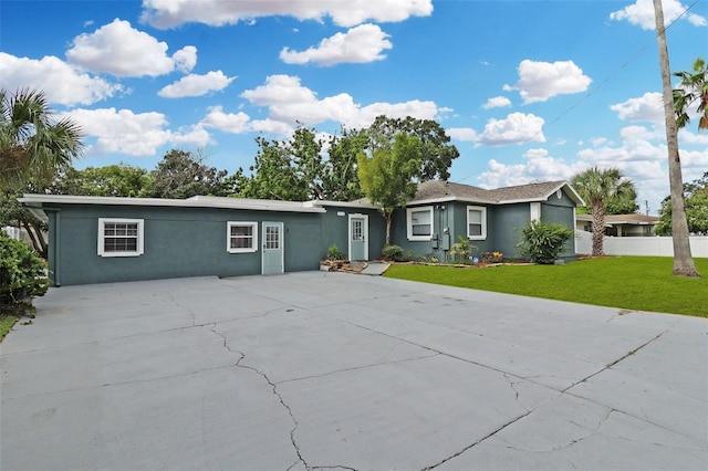 ranch-style house featuring a front yard