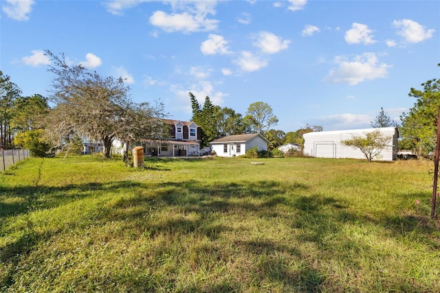 view of yard featuring an outdoor structure