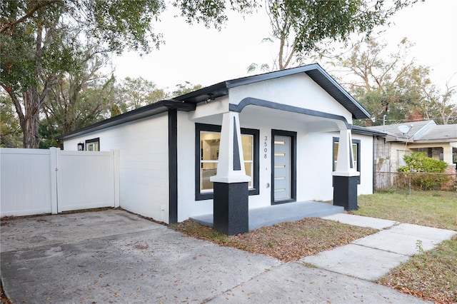 single story home featuring a porch