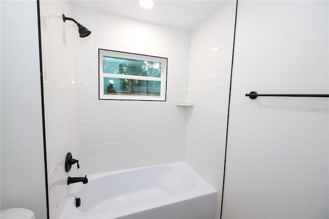 bathroom with tiled shower / bath combo