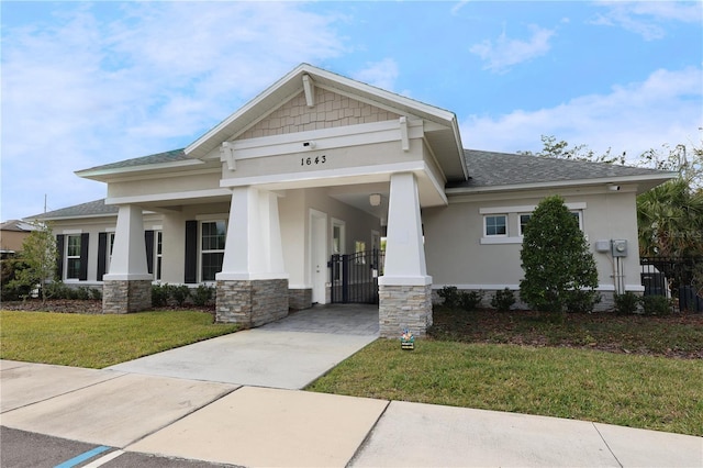 craftsman-style home featuring a front lawn and covered porch