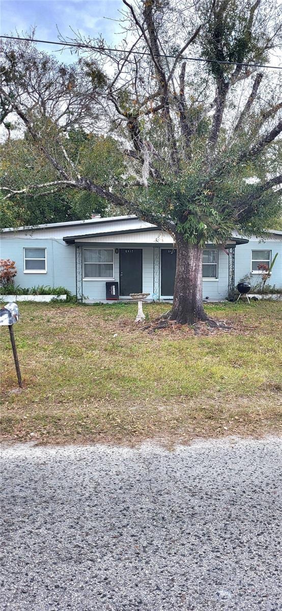 view of front of house featuring a front lawn