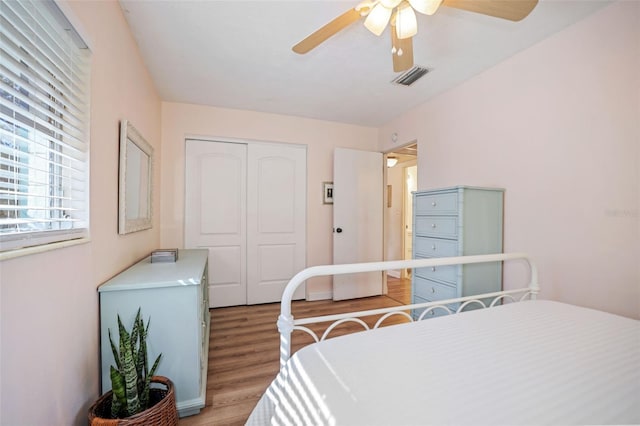 bedroom featuring ceiling fan, hardwood / wood-style floors, and a closet