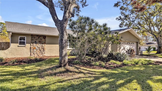 view of front of property featuring a front yard and a garage