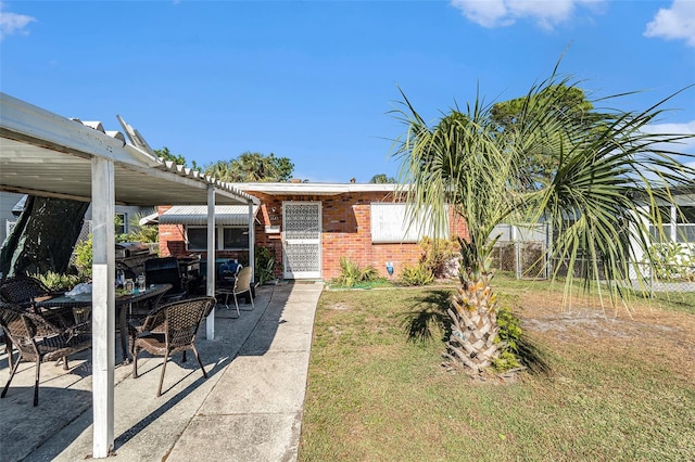 view of yard featuring a patio