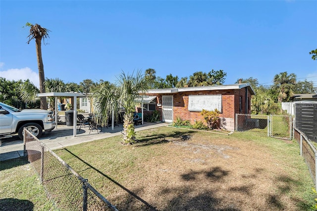 view of front of property featuring a front yard