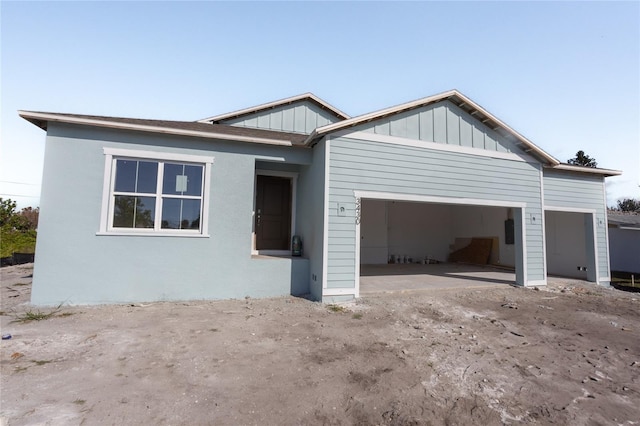 view of front facade featuring a garage