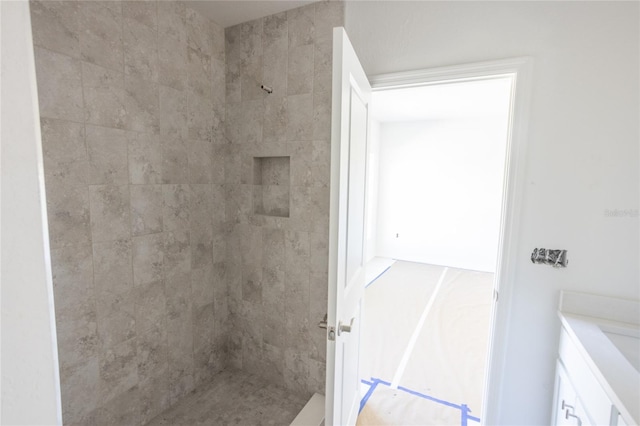 full bathroom featuring tiled shower