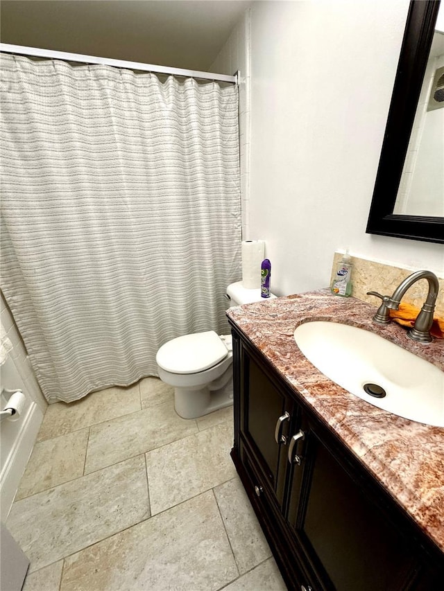 1235 S Highland Ave Unit 2-308, Clearwater, FL 33756 - full bathroom featuring vanity, toilet, and curtained shower