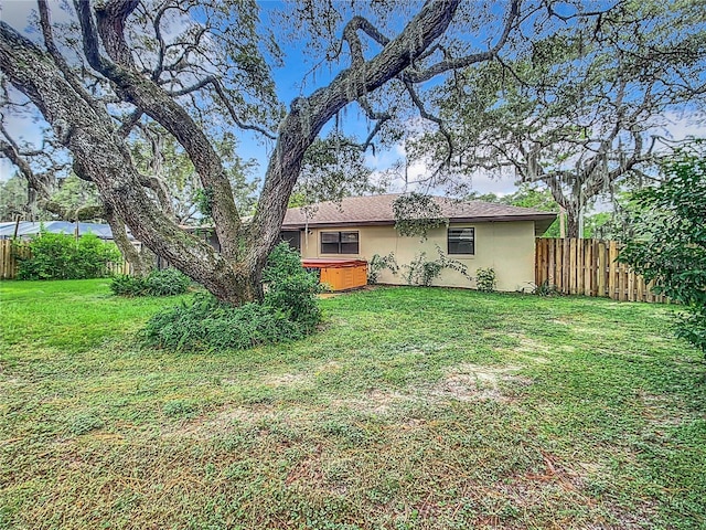 view of yard with a hot tub