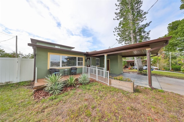 view of front of property featuring a front lawn and a carport