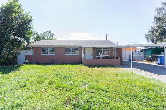 view of front of property featuring a front lawn