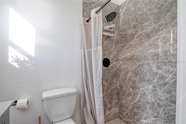 bathroom featuring a shower with curtain and toilet