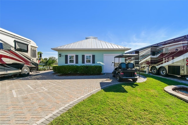 view of front of property featuring a front yard