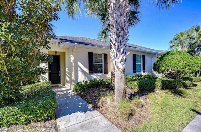 single story home with a front lawn