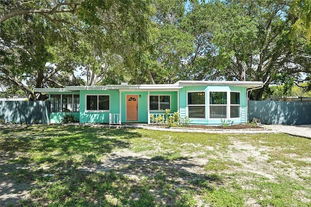 single story home featuring a front yard