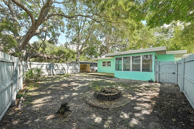 view of yard featuring an outdoor fire pit