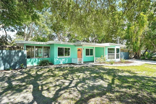 ranch-style home featuring a front lawn