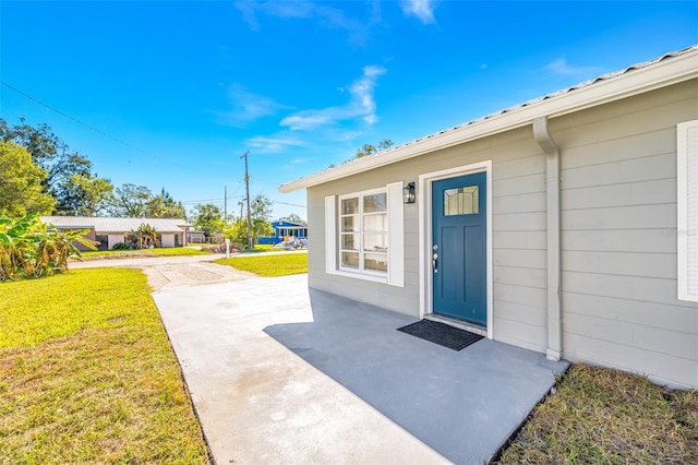 property entrance featuring a yard