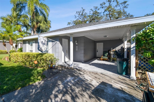 view of front of home featuring a front yard and a carport