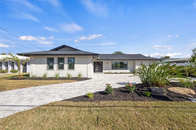 view of front of house featuring a front lawn