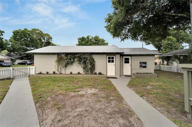 view of front facade featuring a front yard