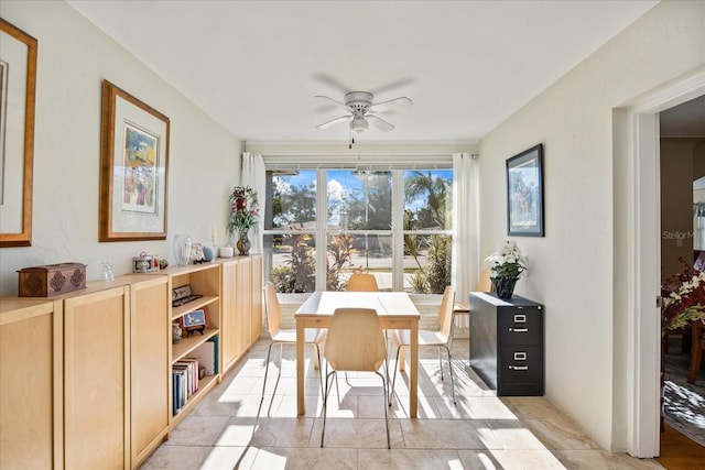 sunroom with ceiling fan