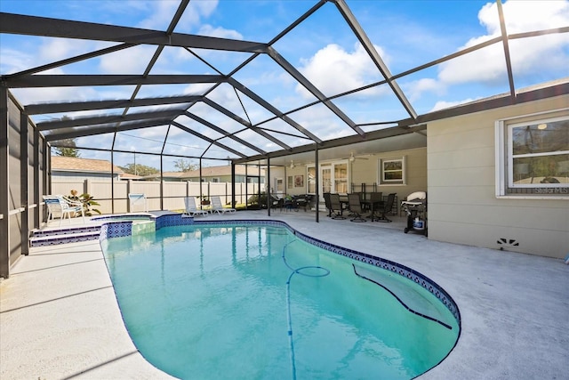 view of swimming pool featuring a lanai, a patio area, an in ground hot tub, and ceiling fan