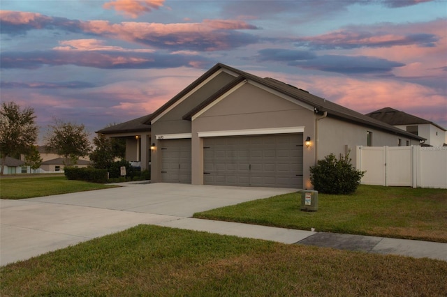 view of front of home featuring a lawn