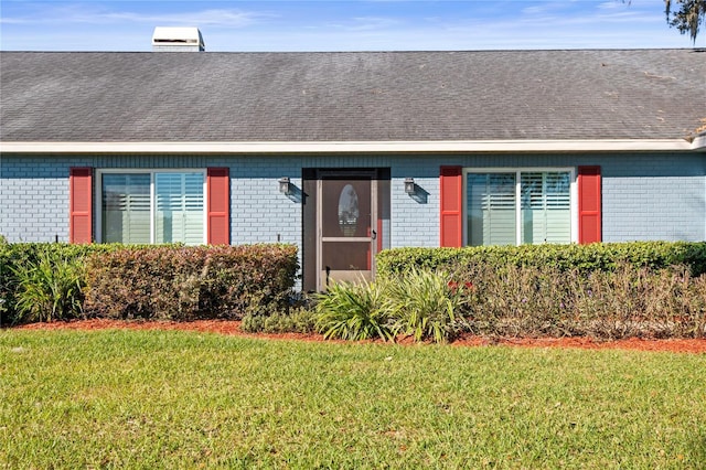 view of front of home featuring a front lawn