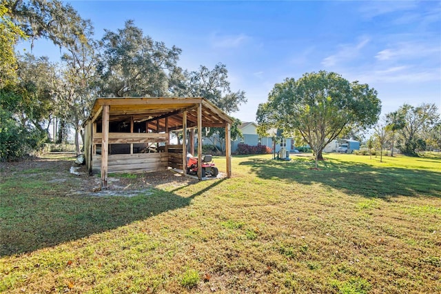 view of yard featuring an outbuilding