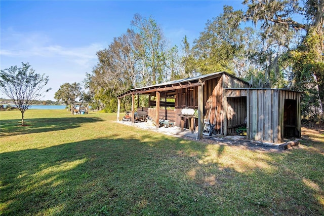 view of yard with an outdoor structure