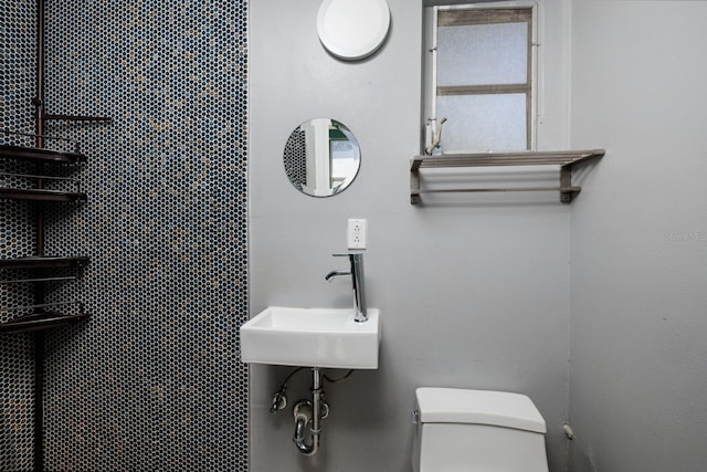 bathroom featuring sink and toilet