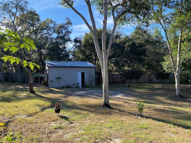 view of yard with an outbuilding