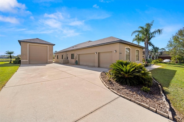 view of front facade featuring a garage and a front yard