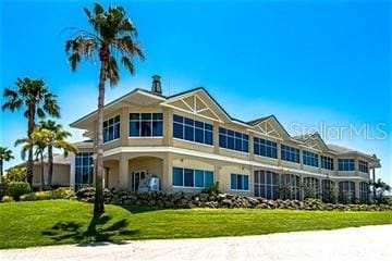 view of front of home featuring a front yard