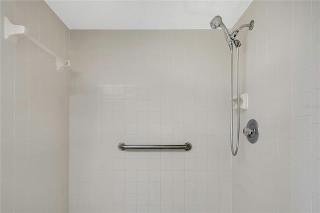 bathroom featuring a tile shower