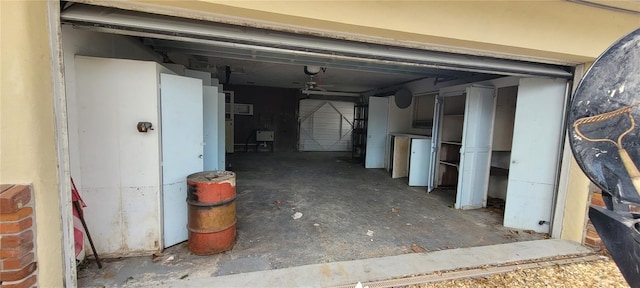 garage featuring ceiling fan