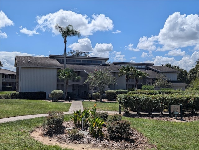 view of front of property with a front yard