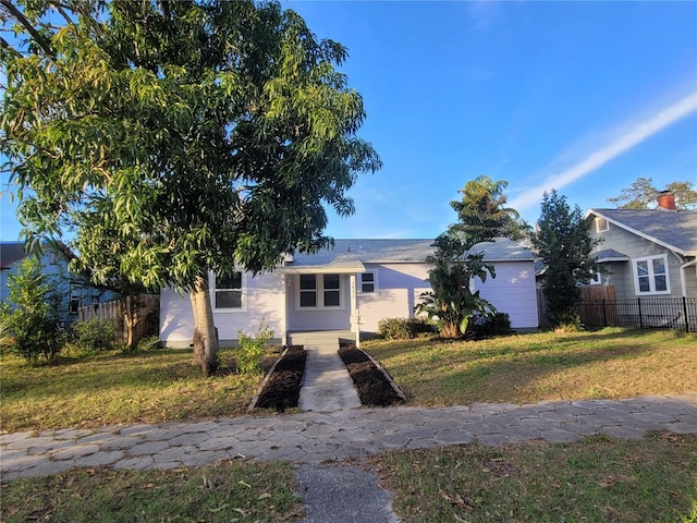 view of front of house featuring a front lawn