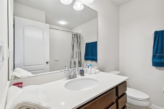 bathroom featuring a shower with shower curtain, vanity, and toilet