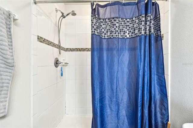 bathroom featuring a shower with curtain