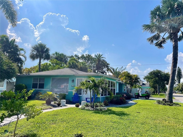 view of front of property featuring a front lawn