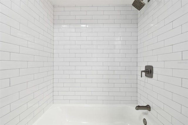 bathroom featuring tiled shower / bath