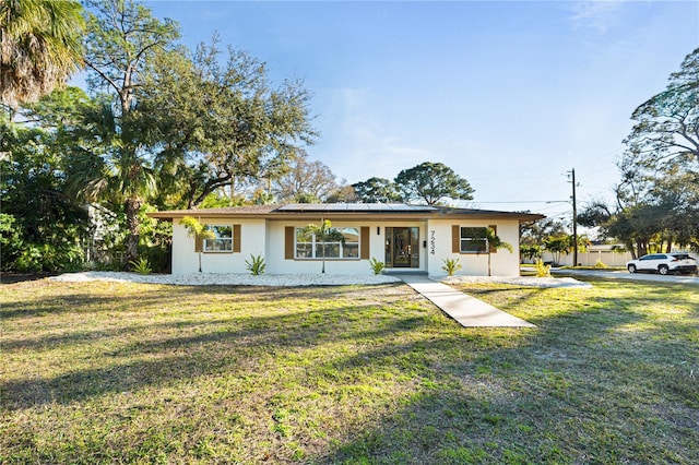 ranch-style home featuring a front lawn