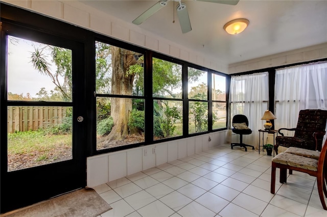 sunroom with ceiling fan