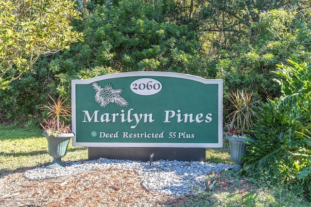 view of community / neighborhood sign